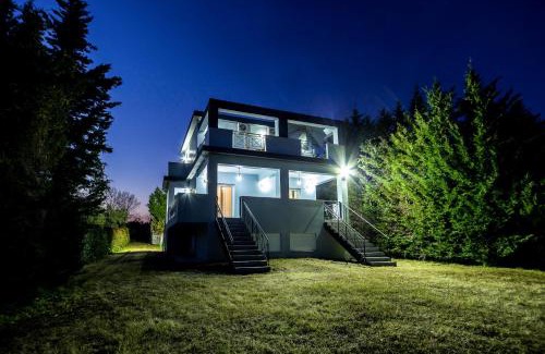 Neromilos House | Paloma Mansion- Villa with Private Pool Embraced by Nature By Villa Mana Gers