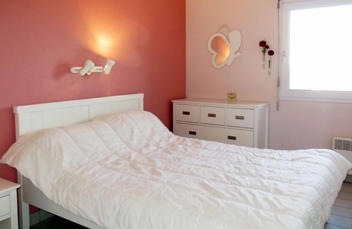 Saint-Jean-de-Monts Apartment | Pamplemousse Face Mer by Interhome