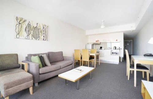 Darwin City Centre Apartment | Pandanas Apt 7 (15th fl with harbour & city views)