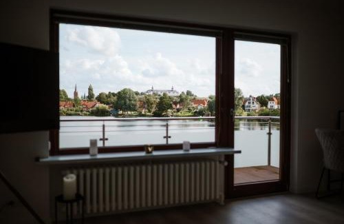 Ploen Apartment | Panorama-Seeblick, Privater Steg, Balkon, Parkplatz