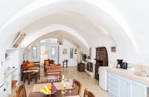 Pyrgos Villa | Panoramic and Sunset view in a cave house at Pirgos Kallisti