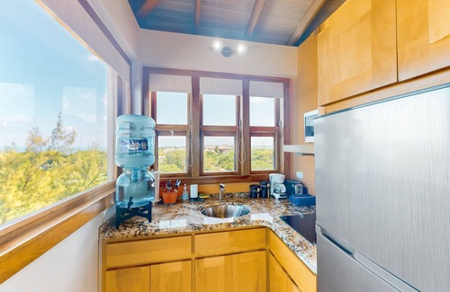 Caye Caulker House | Panoramic loft with beach, pool, canoe, dock, & grill access - scenic balcony