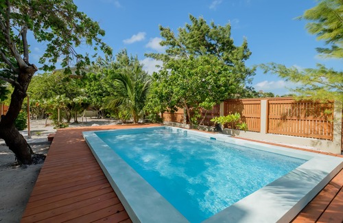 Caye Caulker House | Panoramic loft with beach, pool, canoe, dock, & grill access - scenic balcony