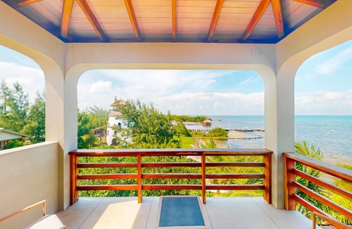 Caye Caulker House | Panoramic loft with beach, pool, canoe, dock, & grill access - scenic balcony