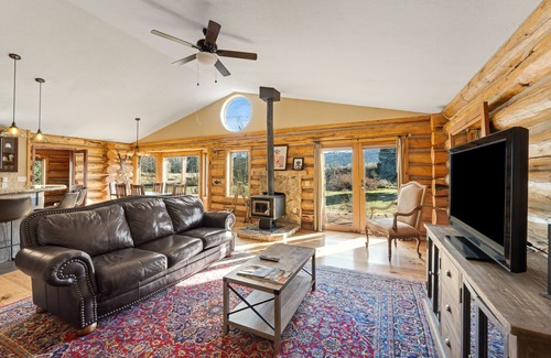 Victor Cabin | Panoramic mountain view cabin with hot tub & near skiing - on two acres