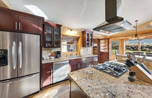 Victor Cabin | Panoramic mountain view cabin with hot tub & near skiing - on two acres
