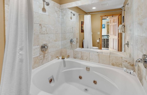Victor Cabin | Panoramic mountain view cabin with hot tub & near skiing - on two acres