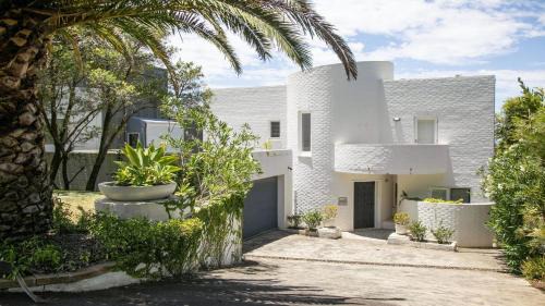 Killcare House | Panoramic Ocean Views and Short Walk To Beach