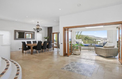 Killcare House | Panoramic Ocean Views and Short Walk To Beach
