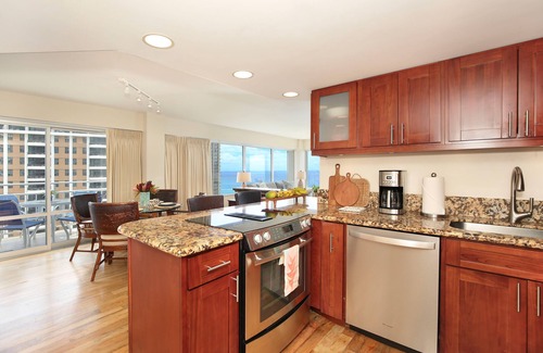Waikiki Condo | Panoramic Ocean Views Remodel - FREE Parking/Wi-Fi, AC, Washlet, Sleeps 6