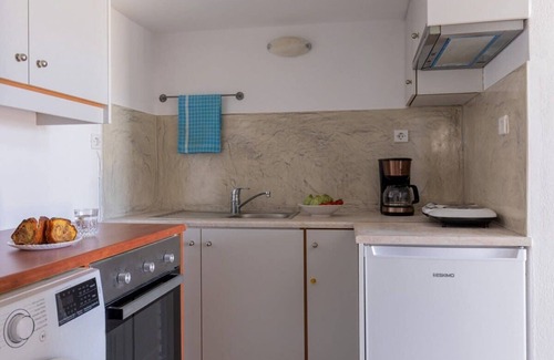 Emporio Apartment | Panoramic Paradise Argyro's IO House with Jacuzzi