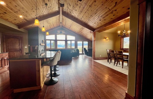 Livingston House | Panoramic Paradise: Stay in Livingston's Best!