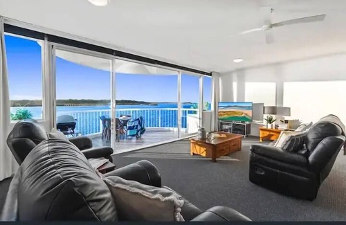 Noosaville Apartment | Panoramic River & Ocean Views - Penthouse -Rooftop
