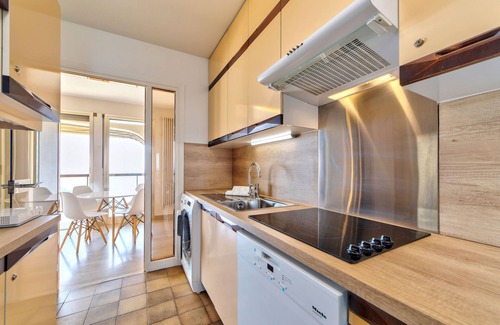 Juan-les-Pins Apartment | Panoramic sea view, facing the beach, terrace, central heating, air conditioning, parking,