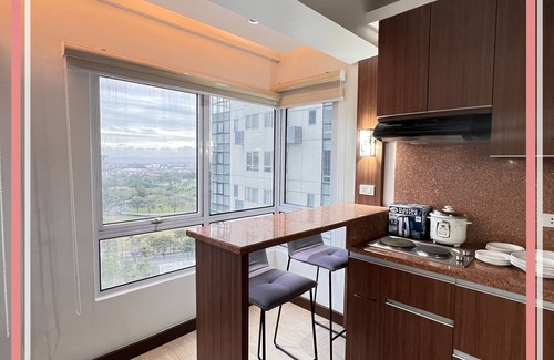 Bonifacio Global City Condo | Panoramic View of City 1BR | WIFI & NETFLIX | BGC