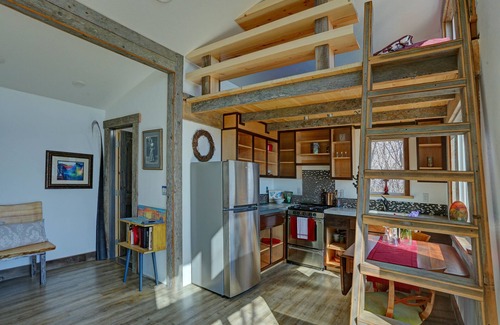 Homer Ski Chalet | Panoramic views, private sauna & deck with gas firepit, close to the city center