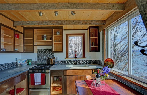 Homer Ski Chalet | Panoramic views, private sauna & deck with gas firepit, close to the city center
