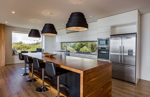Eagle Bay House | PANORAMIC VISTAS OF THE PRISTINE COASTLINE & TURQUOISE WATERS OF EAGLE BAY.