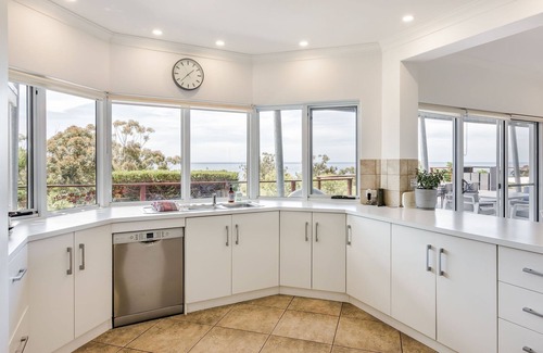 Eagle Bay House | PANORAMIC VISTAS OF THE PRISTINE COASTLINE & TURQUOISE WATERS OF EAGLE BAY.