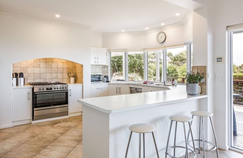 Eagle Bay House | PANORAMIC VISTAS OF THE PRISTINE COASTLINE & TURQUOISE WATERS OF EAGLE BAY.