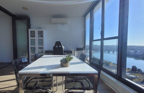 Wentworth Point Apartment | Panoramic Water and City Views w/ Free Parking