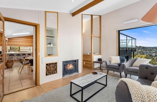 Rosny House | Panoramic water views with stunning interiors