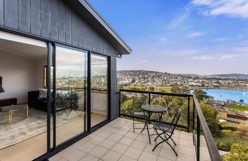 Rosny House | Panoramic water views with stunning interiors