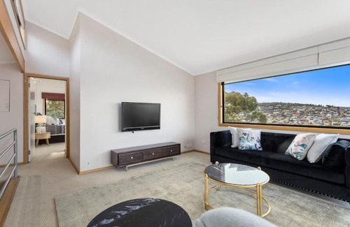 Rosny House | Panoramic water views with stunning interiors