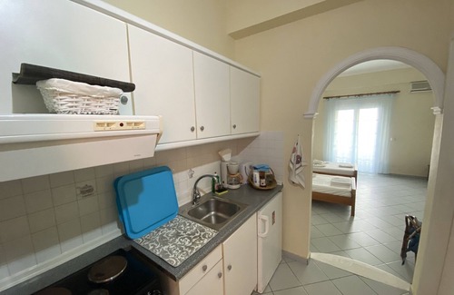 Sinarades Apartment | Papadatos Apts | Studio 5 mins from the beach on foot.