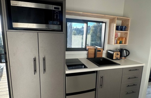 Bay of Plenty Region Cabin | Paparoa Escape-Bush Walk, Hot Tub, Serene Views, Peaceful Escape & Dog Friendly.