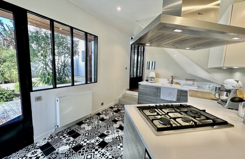 Le Bouscat Ski Chalet | Paradis Bordeaux Le Bouscat, enchanting charm.