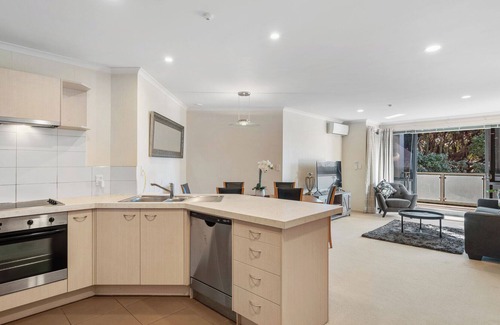 Mount Maunganui Cottage | Paradise at The Paramount - Mt Maunganui Apartment