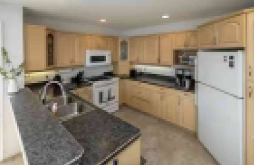 Central Okanagan House | Paradise by the Laken5 bedroom 3 Bath with stunning views of the Okanagan