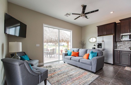 Polk City Cottage | Paradise Cottage & Tiki Hut at Bay Lake Resort