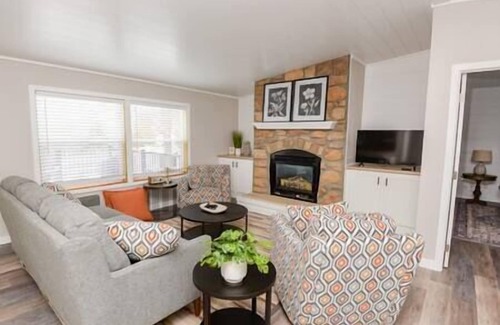 Pelican Rapids House | Paradise Cove: Serene Getaway w/Direct Lake Access