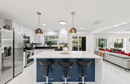 Naples House | Paradise Escape: Luxe Pool 7BR Villa -10 Min to Beach & DT - 3900ft2 -PickelBall