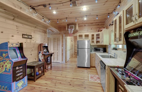 Sevierville Cabin | Paradise Glenn, Huge Cabin, Hot Tub, Game Room, $685 FREE tickets each paid day!