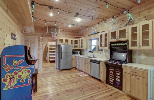 Sevierville Cabin | Paradise Glenn, Huge Cabin, Hot Tub, Game Room, $685 FREE tickets each paid day!
