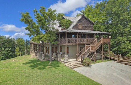 Sevierville Cabin | Paradise Glenn, Huge Cabin, Hot Tub, Game Room, $685 FREE tickets each paid day!