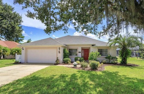 Thousand Oaks House | Paradise home 4bd 3 ba with Pool close to parks!