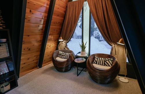 Blue Jay Cabin | Paradise in the Pines! Cozy 5-bedroom cabin w/private hot tub, fire pit & more