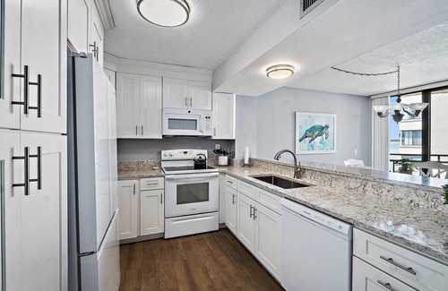 St. Petersburg Condo | Paradise Island - 5 min from the beach! La Puerta Isla Del Sol 2BR/2BA