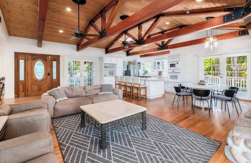 Mount Helix House | Paradise Lagoon Resort Style Pool Getaway