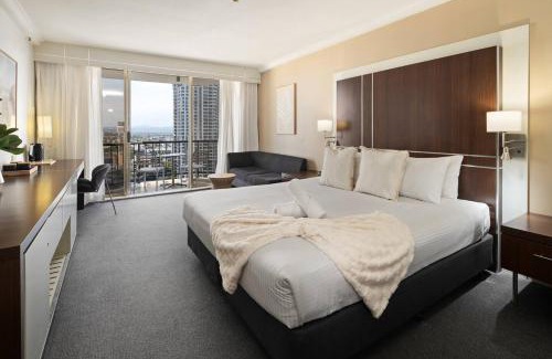 Surfers Paradise Apartment | Paradise Lookout - Steps to Beach, Shops and Dining