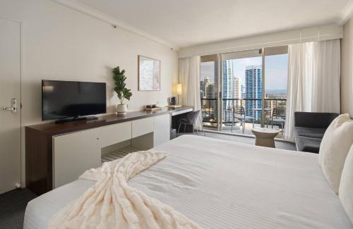 Surfers Paradise Apartment | Paradise Lookout - Steps to Beach, Shops and Dining