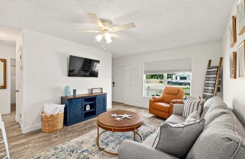 Coquina Gables Apartment | Paradise Palms - Nautilus Suite - Pool - Steps to Ocean - 10 min to Downtown!
