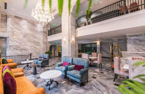 Van Mieu Hotel | Paradise Suites Truc Bach lake