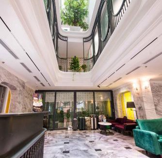 Van Mieu Hotel | Paradise Suites Truc Bach lake