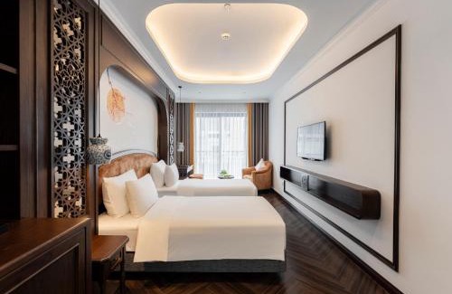 Van Mieu Hotel | Paradise Suites Truc Bach lake