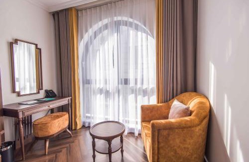 Van Mieu Hotel | Paradise Suites Truc Bach lake